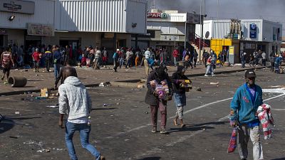 أعمال شغب أمام مركز تسوق ليتسوهو في كاتلهونغ، شرق جوهانسبرغ في جنوب إفريقيا على الاحتجاجات ضد سجن الرئيس السابق جاكوب زوما