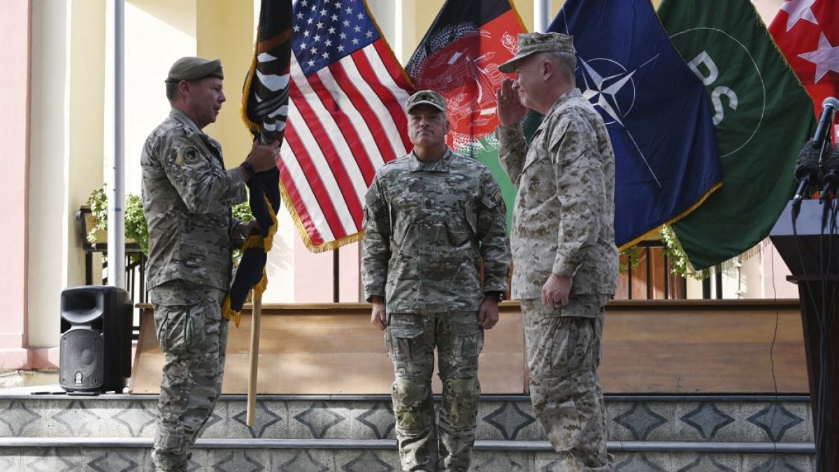 Cérémonie de passation entre les généraux Miller et Mckenzie, nouveau chef des forces américaines en Afghanistan