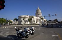 Motocicletas policiales estacionadas cerca del edificio del Capitolio Nacional mientras la policía hace guardia en La Habana, Cuba