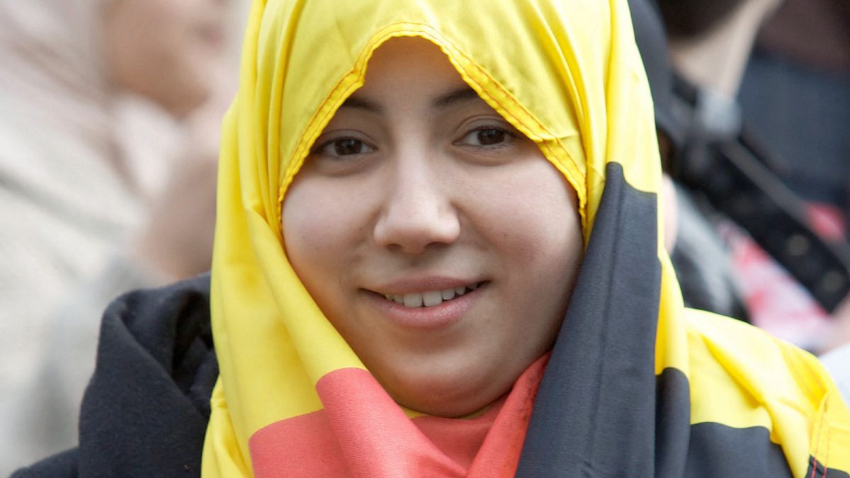 امرأة تتظاهر بعلم بلجيكا وتضعه كحجاب في 27 مارس 2010 في بروكسل ضد حظر الحجاب في المدارس.