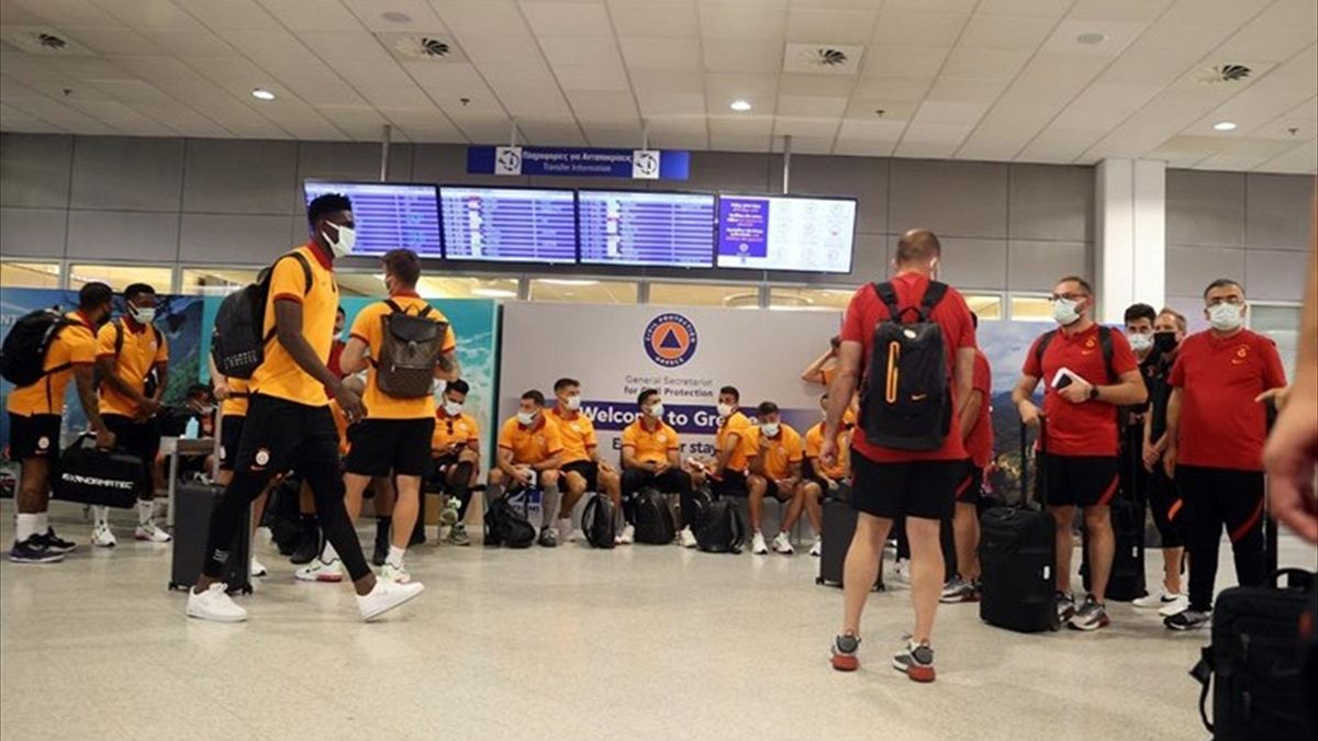 Παίκτες της Γαλατασαράι στο αεροδρόμιο «Ελευθέριος Βενιζέλος»