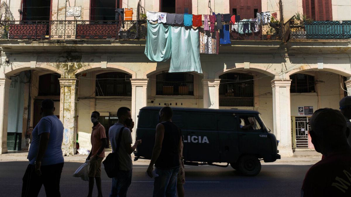 Кубинская полиция патрулирует улицы Гаваны