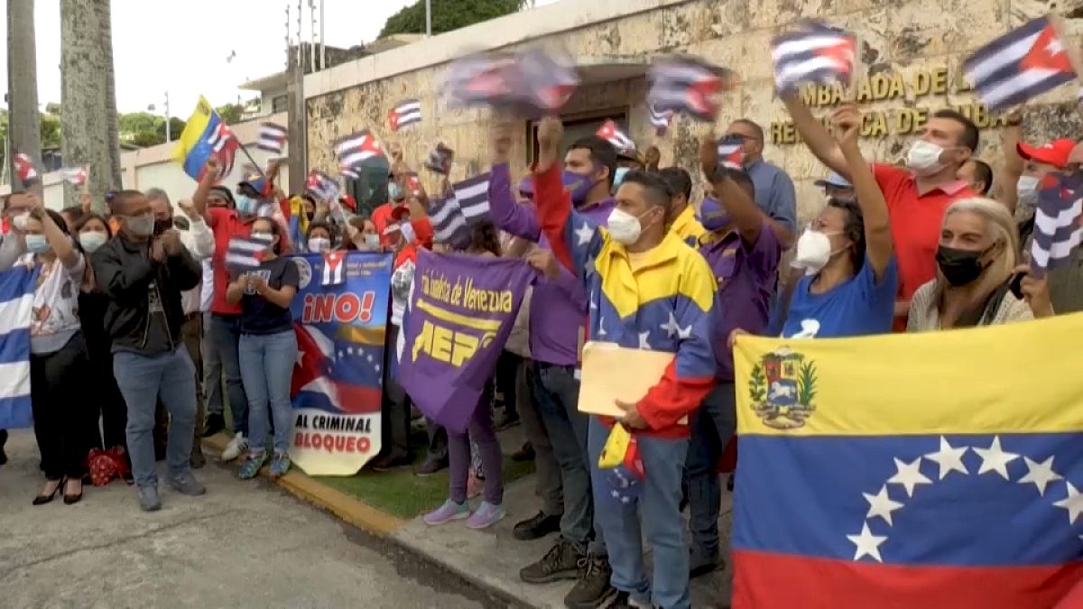 `Manifestaciones a favor y en contra en varias embajadas de Cuba