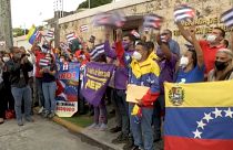 `Manifestaciones a favor y en contra en varias embajadas de Cuba