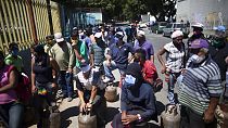 شهروندان کاراکاس منتظر برای پر کردن مخازن گاز