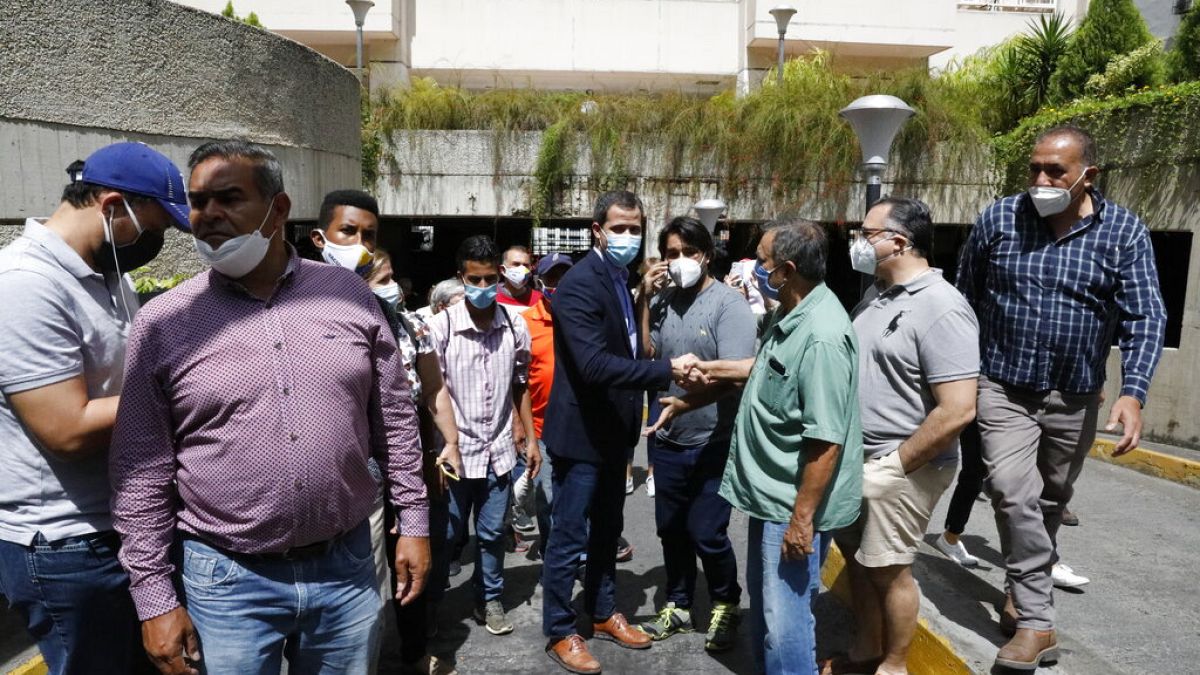 Juan Guaidó saluda a los vecinos que le ayudaron a evitar el arresto