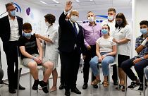 رئيس الوزراء الإسرائيلي نفتالي بينيت في أحد مراكز التطعيم ضد كوفيد-19