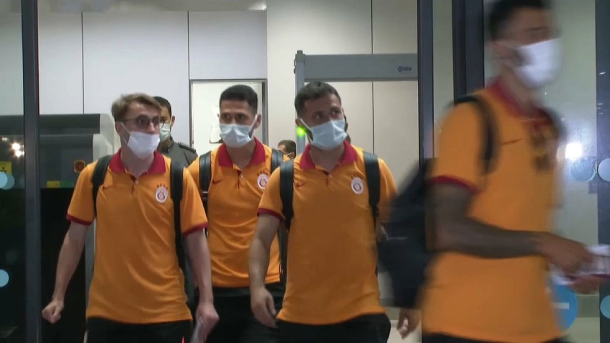 Футболисты "Галатасарая" в аэропорту Стамбула