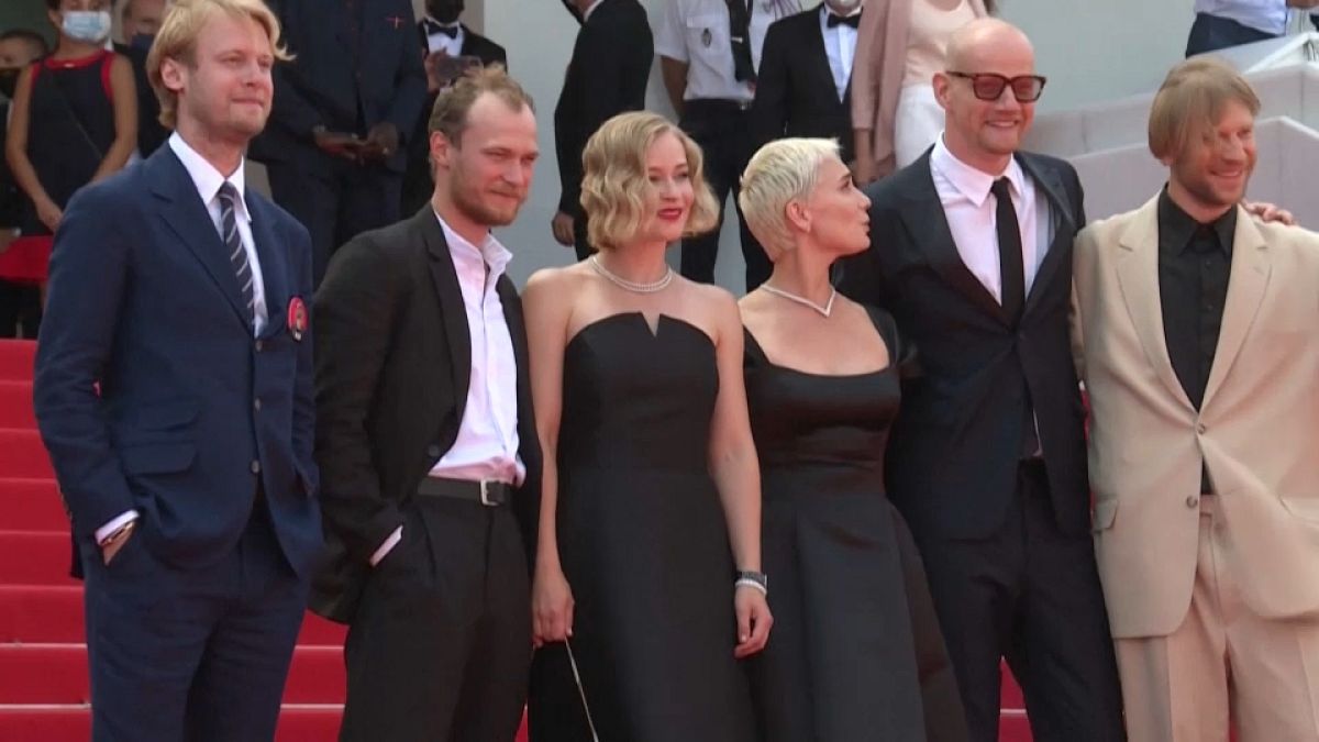 Los actores de 'La gripe de los Petrov', durante la presentación de la cinta en Cannes