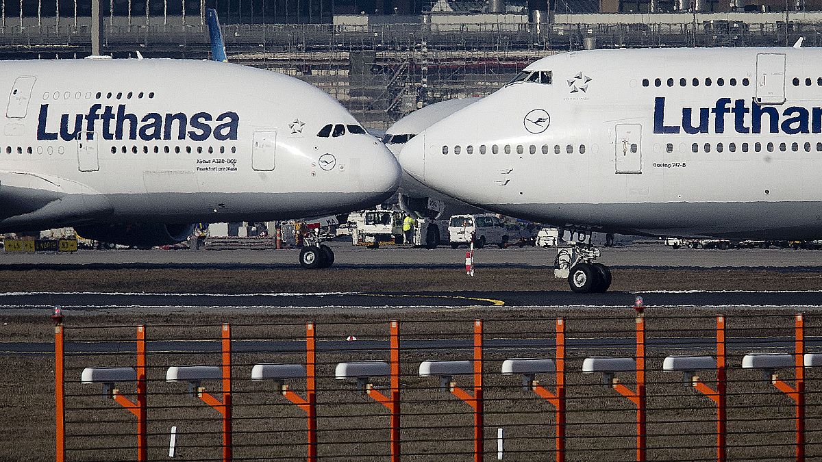 طائرة إيرباص إيه A380 وطائرة بوينغ 747 تابعتين لشركة طيران لوفتهانزا في مطار فرانكفورت في ألمانيا.