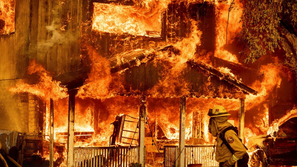 Una casa en llamas en Doyle, California, este domingo