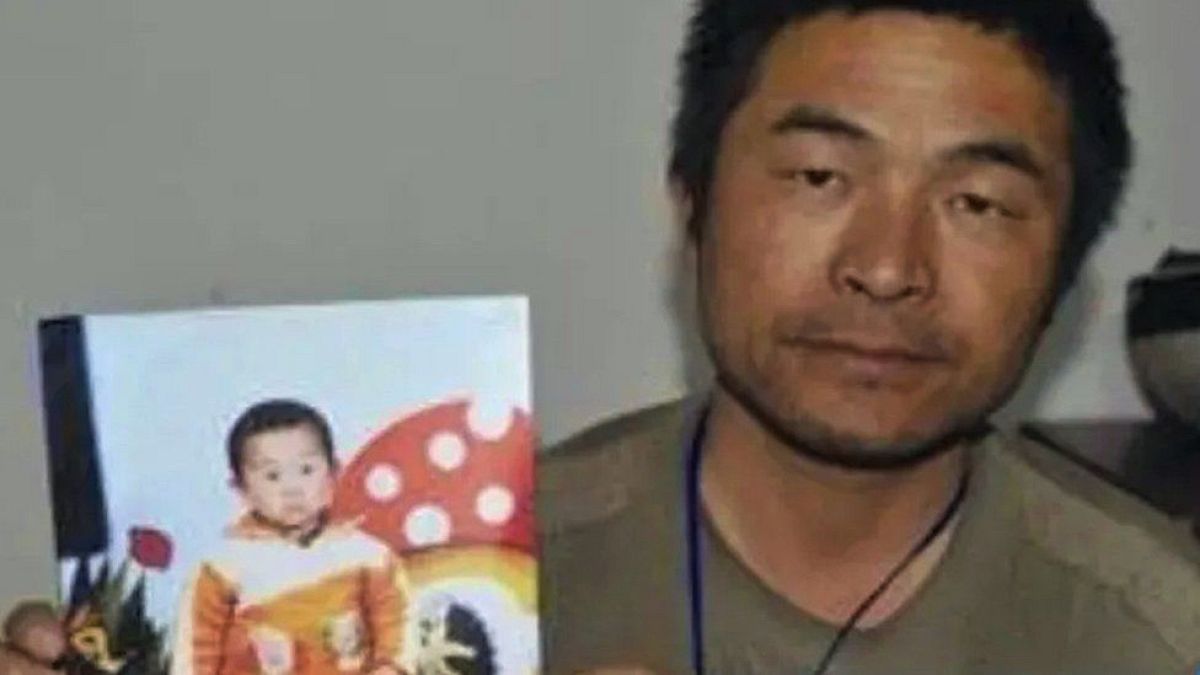 Guo Gangtang fia gyermekkori fotójával