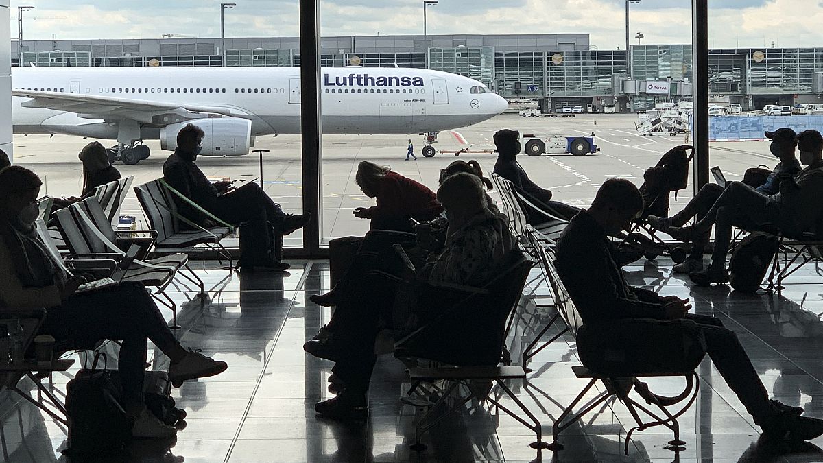 Пассажиры ожидают вылета в аэропорту Франкфурта