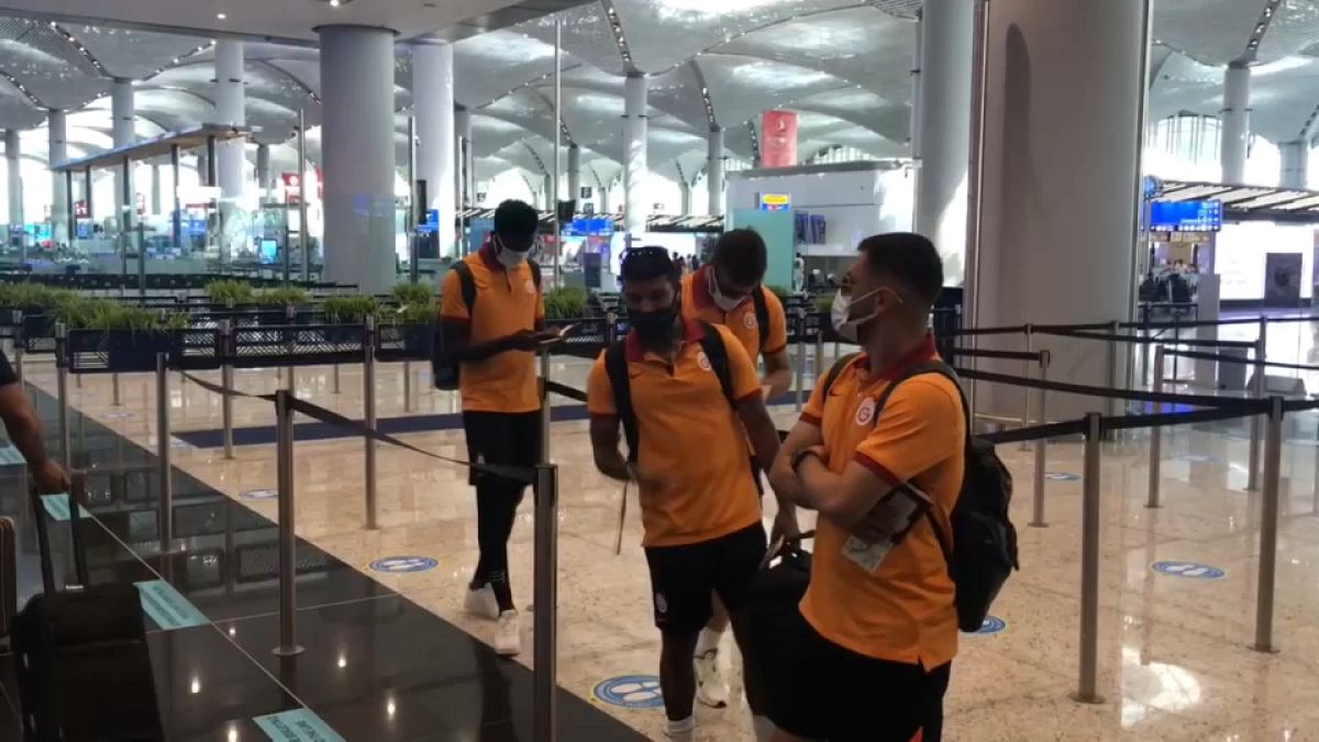 I giocatori del Galatasaray in coda ai controlli all'aeroporto di Atene, Grecia