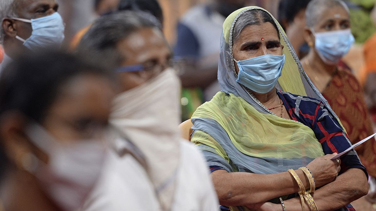 Des femmes âgées attendent de se faire vacciner contre le Covid-19 à Chennai, en Inde le 20 mars 2021.
