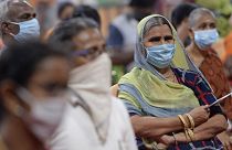 Des femmes âgées attendent de se faire vacciner contre le Covid-19 à Chennai, en Inde le 20 mars 2021.