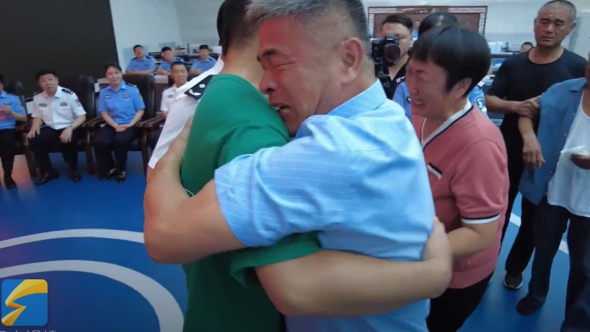 Çinli aile henüz 2,5 yaşındayken kaçırılan oğullarına kavuşmanın sevincini yaşıyor