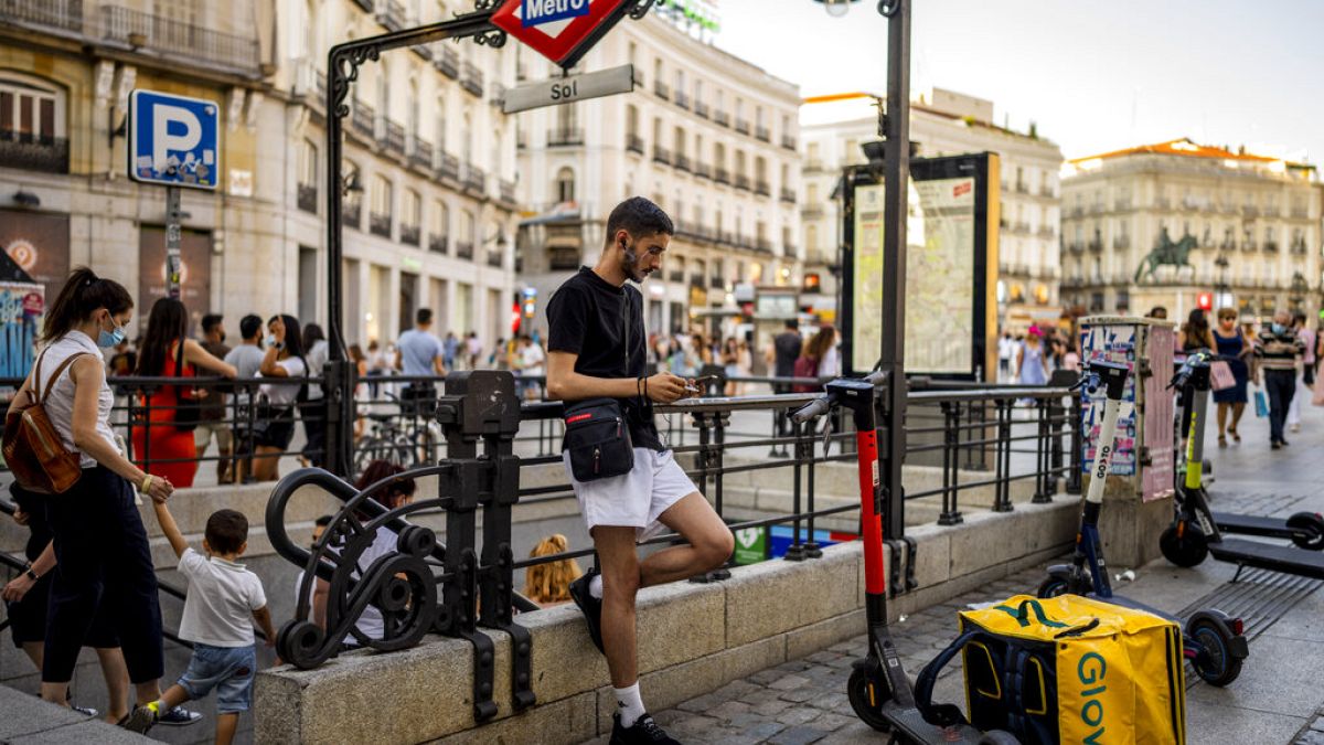 In Madrid in Spanien - junge Leute lassen sich auf nachts impfen