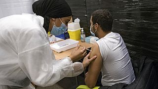 Une personne se fait vacciner près de Paris le 13 juillet 2021