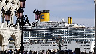 Un ferry passe devant la touristique Place St Marc de Venise