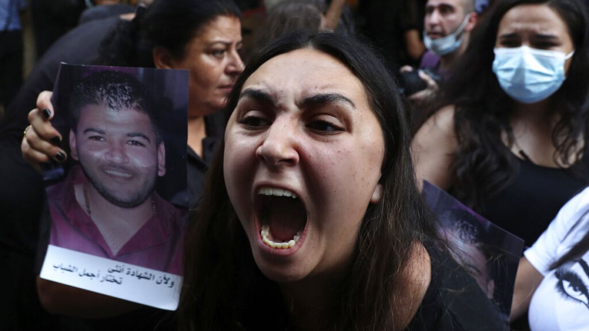 Une Libanaise montrant la photo de son frère tué dans l'explosion du port de Beyrouth il y a près d'un an. Liban, Beyrouth 13 juillet 2021