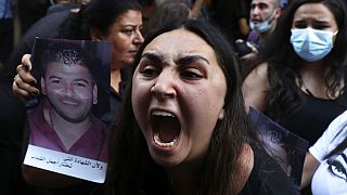 Une Libanaise montrant la photo de son frère tué dans l'explosion du port de Beyrouth il y a près d'un an. Liban, Beyrouth 13 juillet 2021