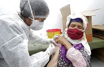 Un soldat administre une dose de vaccin à Kesra (Tunisie) le 13 juillet 2021