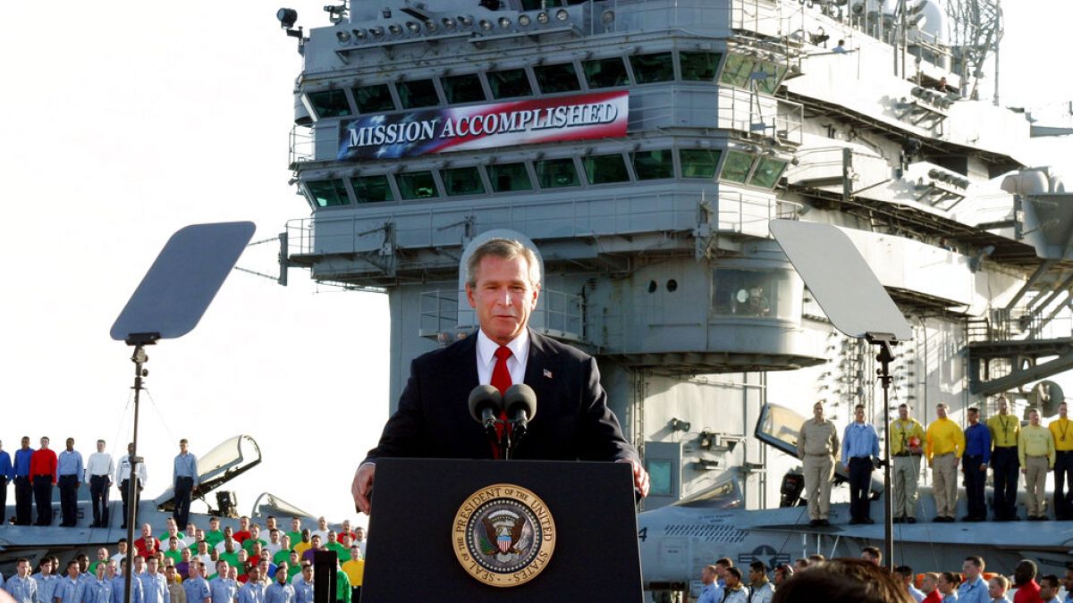 Eski ABD Başkanı George W. Bush 2003 yılında Afganistan'a görevlendirilen USS Abraham Lincoln'da konuşma yapaken