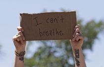 Табличка со слоганом акции BLM "Я не могу дышать"