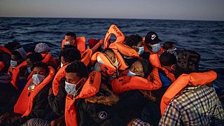 Bootsmigranten auf einem Schiff im Mittelmeer