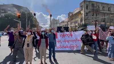 شاهد: متظاهرون ينظمون مسيرة احتجاجية ضد الجيش في ميانمار