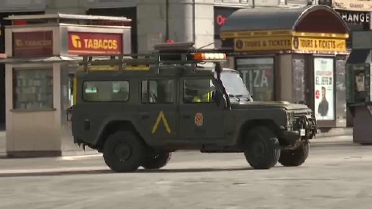 Un coche del ejército patrulla las calles durante el confinamiento en España. 