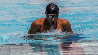 السباح السوري إبراهيم الحسين، لجأ إلى اليونان بعد أن فقد ساقه خلال الحرب في سوريا، يسبح خلال تدريب في المركز الأولمبي للألعاب المائية، في أثينا. 2021/06/30