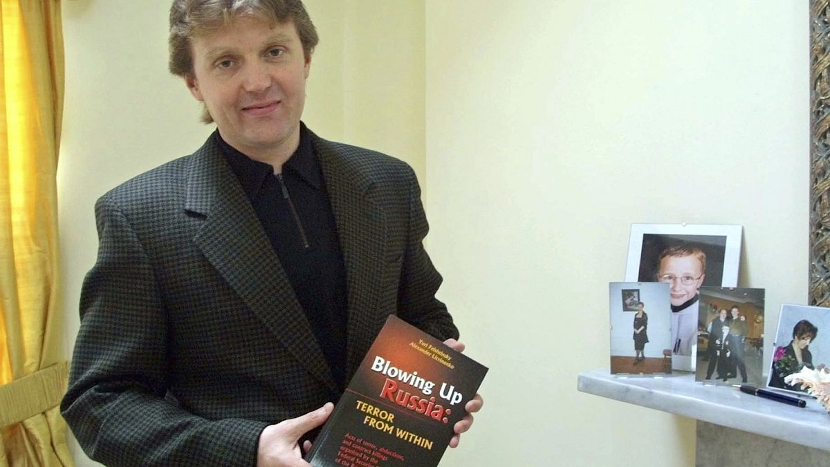 Александр Литвиненко с его книгой "ФСБ взрывает Россию". 2002 год.