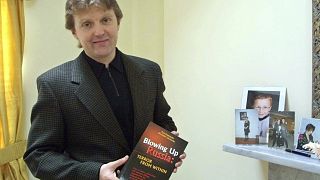 Александр Литвиненко с его книгой "ФСБ взрывает Россию". 2002 год.