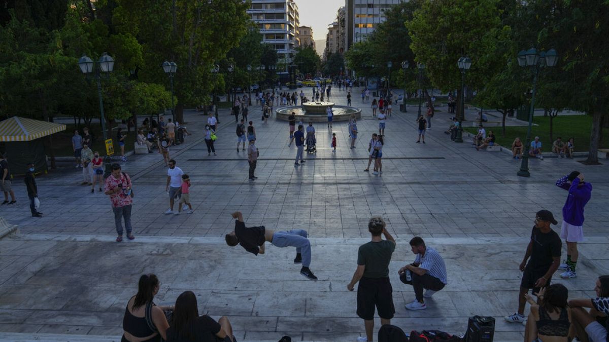 Des jeunes dansent sur la place Syntagma à Athènes le 13 juillet 2021