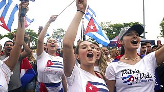 Cubanos en Miami apoyando la revuelta en su país