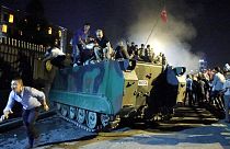 15 Temmuz 2016'da birçok vatandaş İstanbul'daki Boğaziçi Köprüsü'nde yolu kapatan askerlere müdahale etti.
