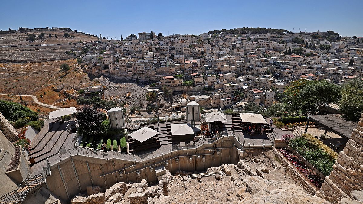 منظر لمدينة سلوان حيث موقع الحفر الأثري أين تم التنقيب عن جزء مفقود من سور مدينة القدس. 2021/07/14