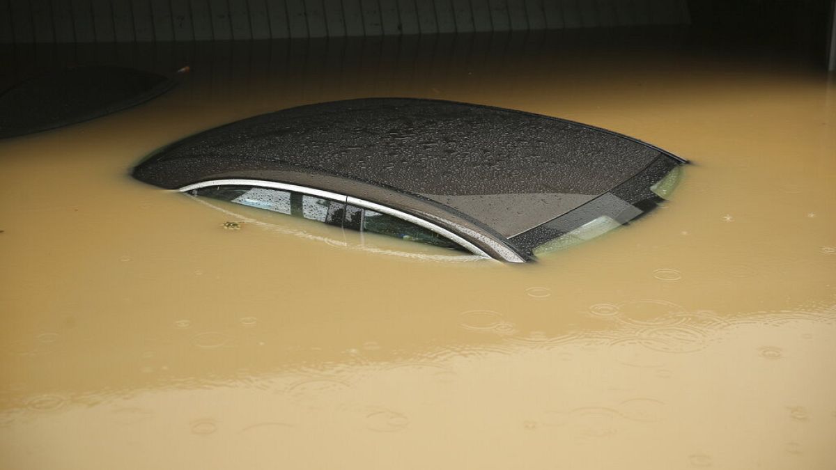 Auto in den Fluten - Überschwemmung in Düsseldorf