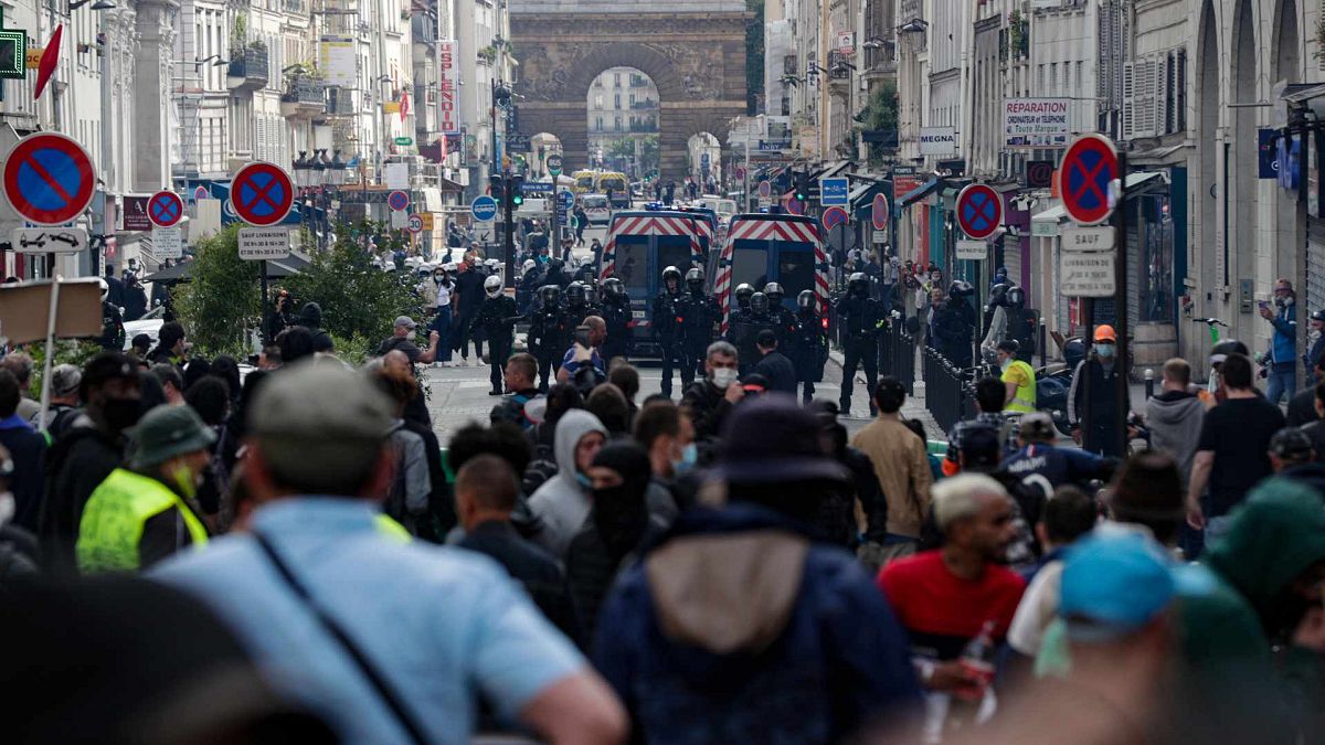 تواجه الشرطة محتجين على قرار حكومي بفرض اختبارات كوفيد-19 على الأشخاص غير الملقحين الذين يرغبون في تناول الطعام في المطاعم أو القيام برحلات طويلة، باريس، 14 يوليو 2021