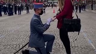 Παρίσι: Πρόταση γάμου  κατά τη διάρκεια των εορτασμών της Ημέρας της Βαστίλης.