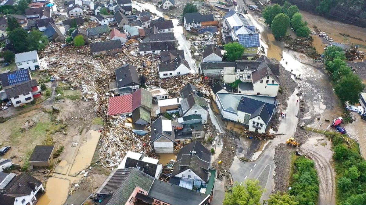 Luftaufnahme von dem Eifeldorf Schuld, in dem nach Überschwemmungen mehrere Häuser eingestüzt sind. 