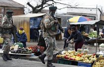 جنود خلال دورية في سوق بمدينة ألكساندرا جنوب جوهانسبيرغ في جنوب إفريقيا. 15/07/2021