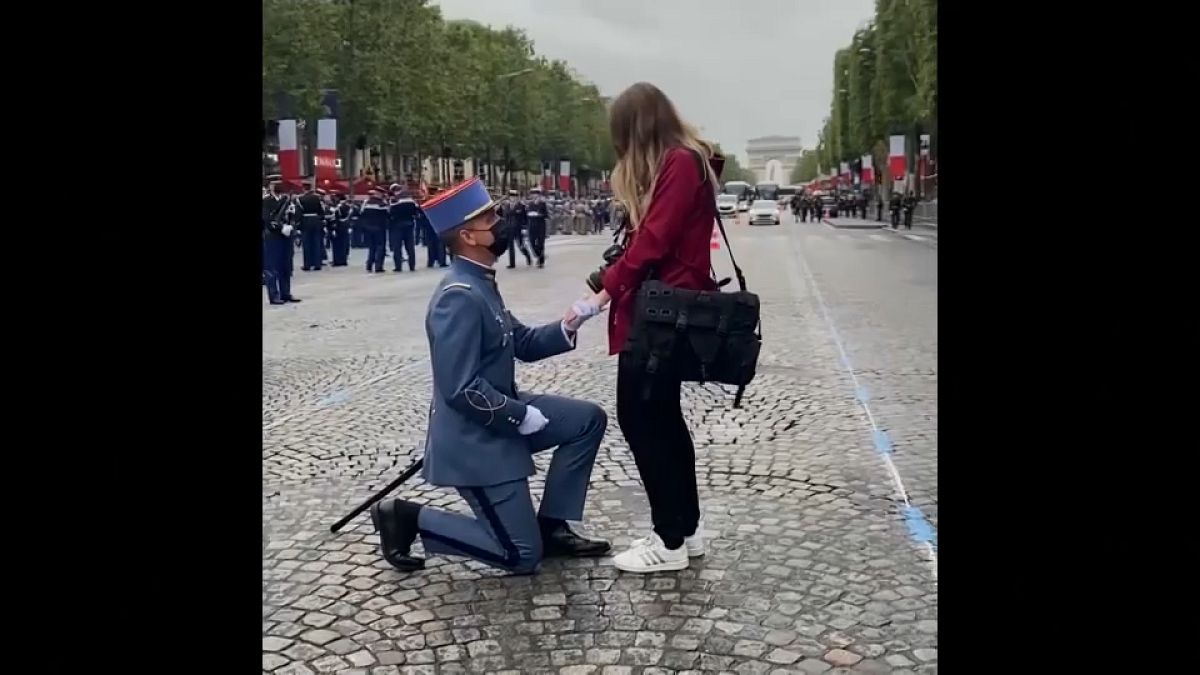 جندي فرنسي وطلب زواج يوم الباستيل