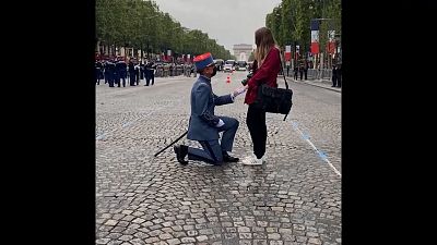 ویدئو؛ درخواست ازدواج در میانۀ رژه روز ملی فرانسه