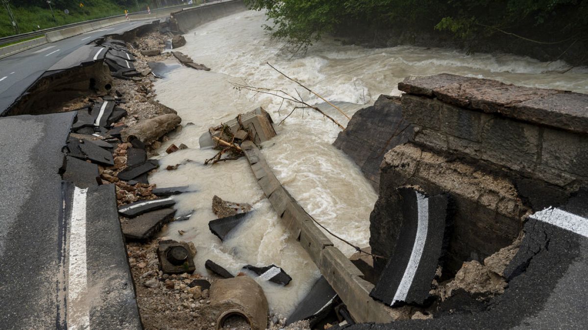 Una carretera federal es arrasada por las inundaciones en Ramsauer Ache, cerca de Berchtesgaden, Alemania, el lunes 19 de julio de 2021.