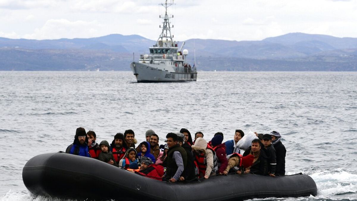 Şişme bottaki göçmenlere Frontex gemisi eşlik ediyor