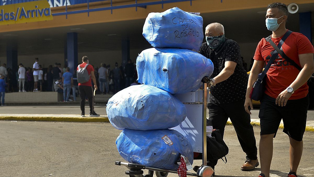 Passageiros sem restrições para levar bens essenciais na bagagem