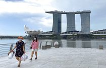 Szingapúri látkép a Merlion Parkkal, háttérben a Marina Bay Sands-el